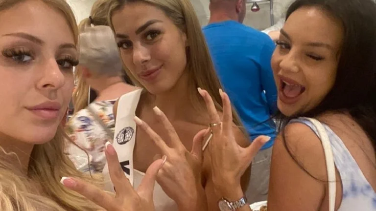 Mlle Kosovo et Mlle Albanie lèvent trois doigts avec Mlle Serbie