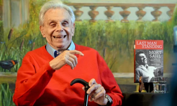 Je meurs au légendaire comédien américain Mort Sahl, 94 ans.
