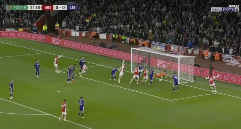 Arsenal secoue le filet de l'équipe préférée de Periscop, Chambers tire là où il est censé être.