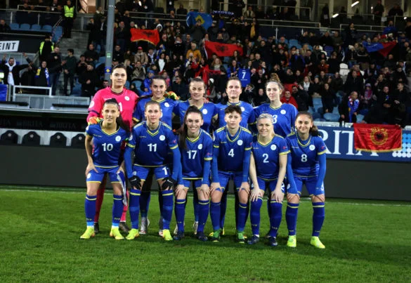 Le donne del Kosovo eguano con le donne armene in prima parte