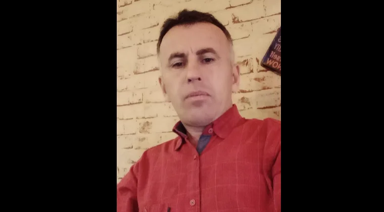 Un momento in cui la polizia ha arrestato 46 anni che ha picchiato la donna nel mercato di Pristina