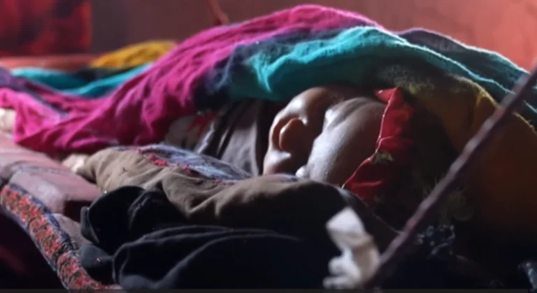 Dimenticare i prezzi in Kosovo, Afghanistan ancora peggio: la famiglia senza pane vende i bambini per $500 (Video)