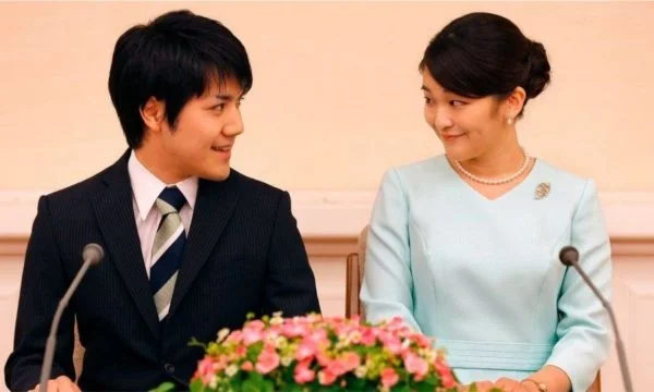 La principessa del Giappone sposa il suo solito fidanzato e perde lo stato reale