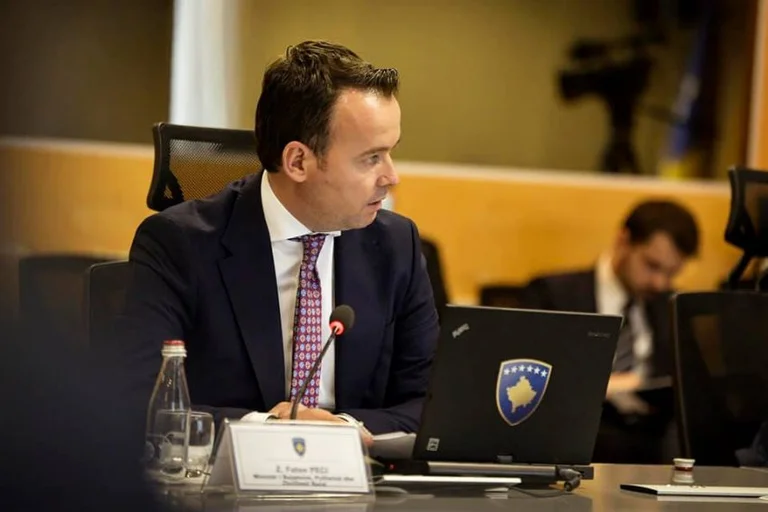 ‘Nevoja’ e Pecit: Ministria e Bujqësisë hap konkurs që të furnizohet me 80 mijë euro pije