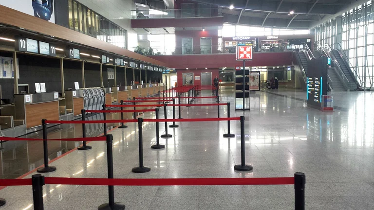Police identify three forged residence permits at Aeroport