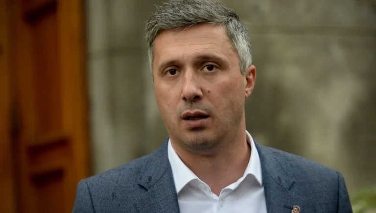Le candidat à la présidence de la Serbie, Bosko Obradovic : la Russie construira des bases militaires en course