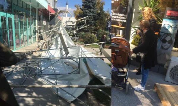 Lo scheletro nel centro di Gjilan occupa una donna con un bambino