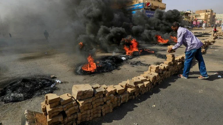 Internet down, Premierminister verhaftet mit anderen Führern, Bericht über Militärstempel in Sudan