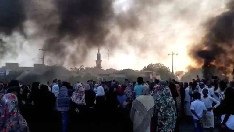 Sudan-Putsch, Premierminister Haus umgeben, andere Regierungsmitglieder verhaftet