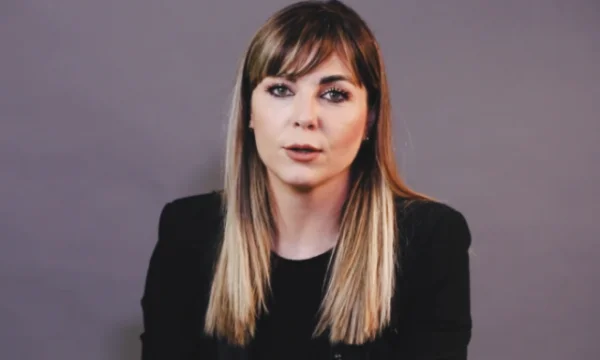 Touch: Mutter von Coved stirbt, renommierter albanischer Journalist begs Bürger zu vaccinated