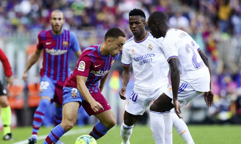 Real Madrid sinken Barcelona durch ) Camp Nou