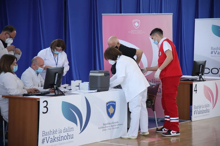 Specializantët të pakënaqur, ankohen se po u ndërrohet vendi ku duhet të shërbejnë për vaksinim