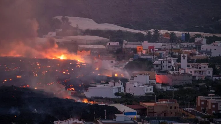 Spanien verspricht Millionen von Euro, um die Insel La Palma nach dem Vulkanstrahlen zu helfen
