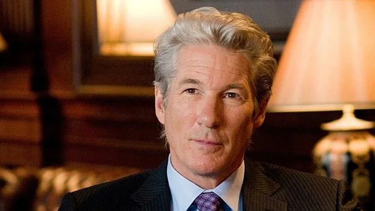 Richard Gere, der während des Krieges das Kosovo-Problem angesprochen hatte, beginnt gegen Politiker zu aussagen