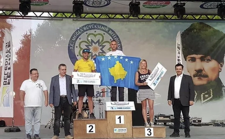 L'atleta del Kosovo vince l'oro nella competizione internazionale