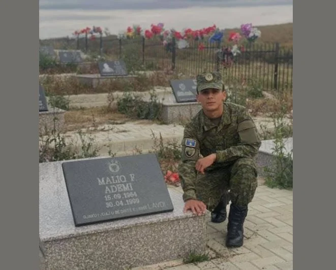 Il figlio uniforme di KSF va alla tomba di suo padre: il Kosovo ha aggiunto un altro soldato dal sangue di un testimone
