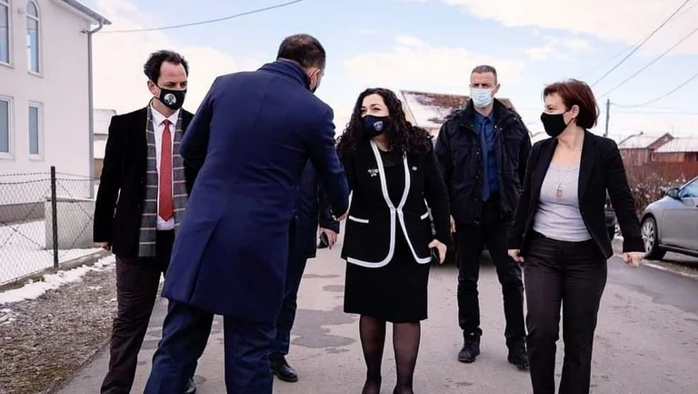 Vjosa Osmani bittet Donika Gervala zu kündigen “Non Grata” zwei Russen