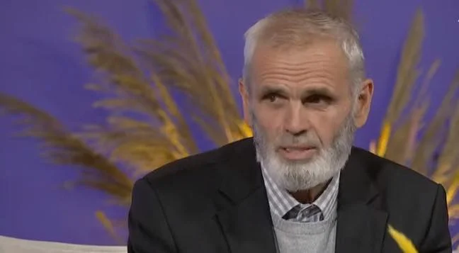EXAMPLE: Das 67-jährige Kosovo beginnt nach dem Ruhestand, sagt, es ist nie zu spät.