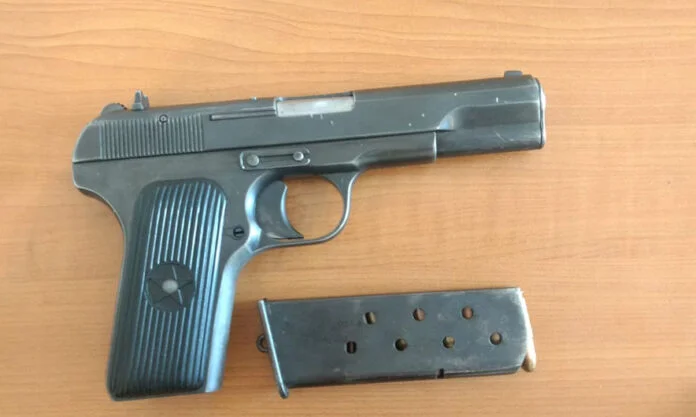 19 anni a Skenderaj prende una pistola