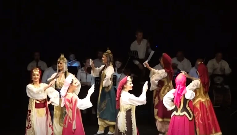 Vuchiki ottiene la TV in Kosovo: serbo, danza inglese di Pristina in Gracanica