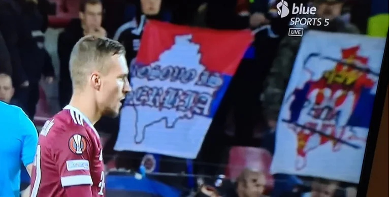 Les fans tchèques provoquent Shaqiri, montrent le drapeau “Kosovo est la Serbie”
