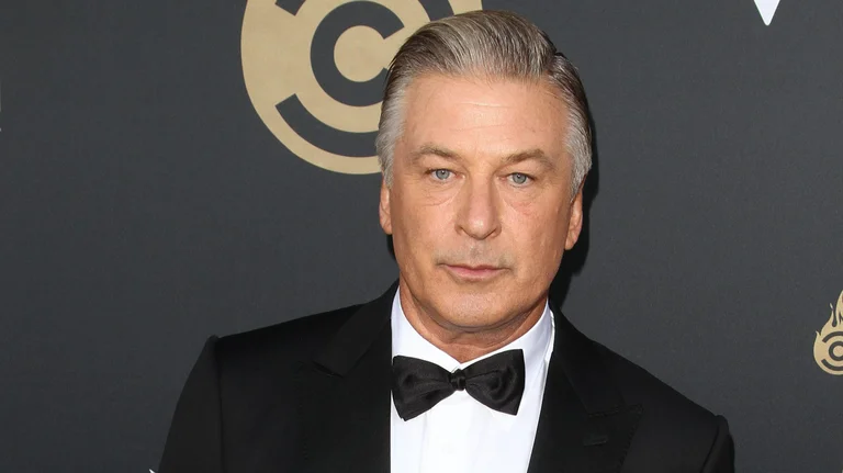 Tronditëse: Aktori famoz Alec Baldwin vret një regjisore dhe plagos një regjisor duke xhiruar film