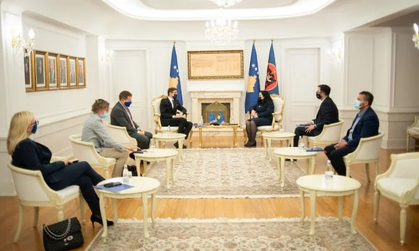 Ein Tag nach der Kritik geht eine EU-Delegation an das Amt des Präsidenten Osmani