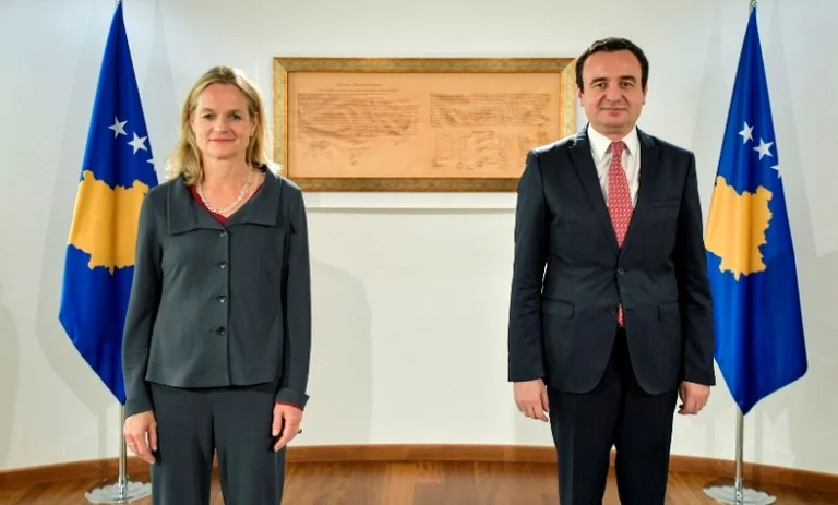 Er sagte Kurts geliebt, Cromon reagiert hart und ruft Djuric lustig auf.