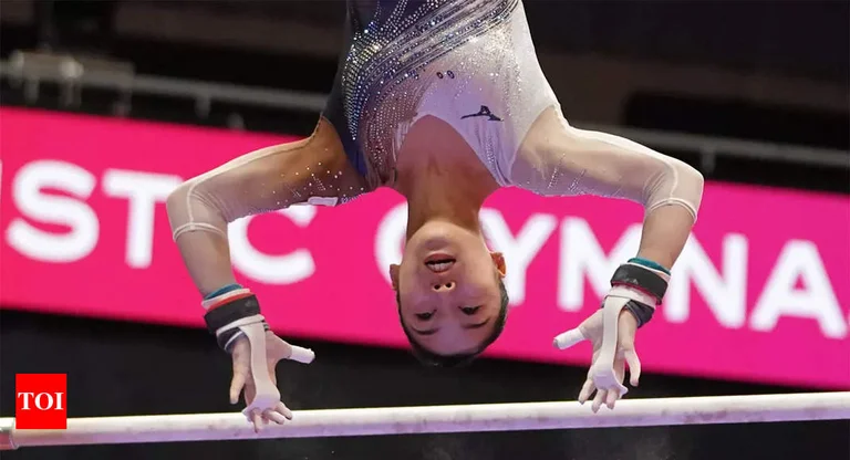 Japan Gymnastics champion falls face to face by parallels: Grieving the World Championship