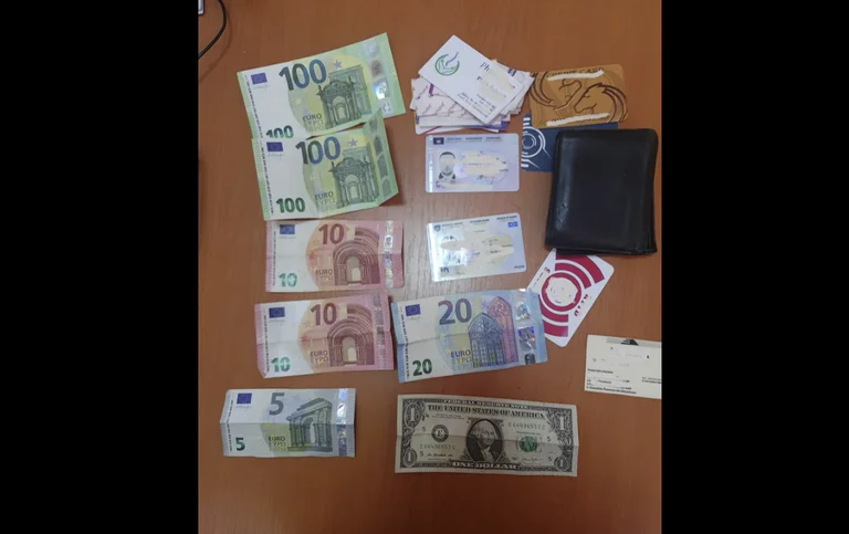 Example: Police hand over the wallet with 245 euros, other lubes