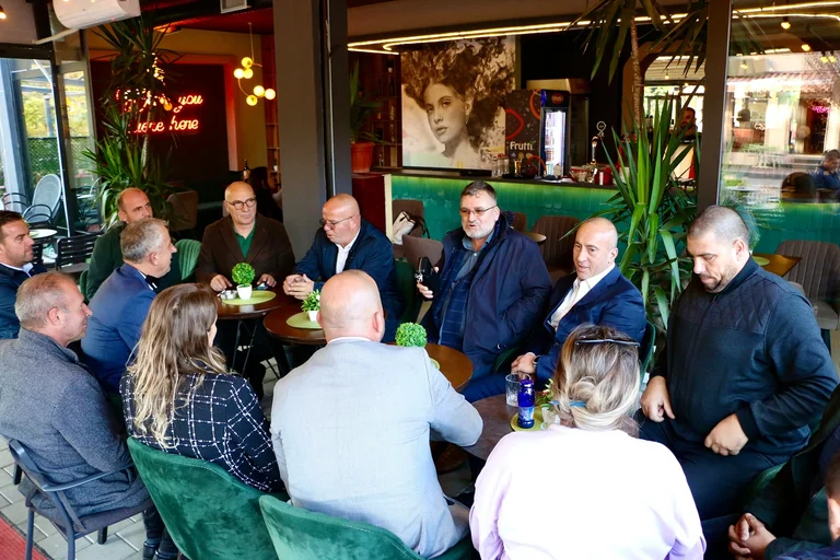 Ramush Haradinaj besucht Gemeinden, in denen diese Partei zuerst kam