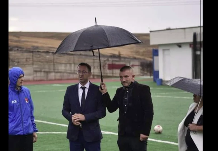 U fryen se Kurti e mban çadrën vet: Burri i Albulena Haxhiut ekspozohet si ‘mikroborxhez’ i vërtetë
