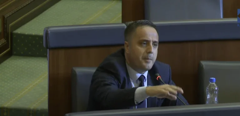 Hai „Sei il nuovo ragazzo, hai la scatola Driton Selmanaj duro con ferro Mqira