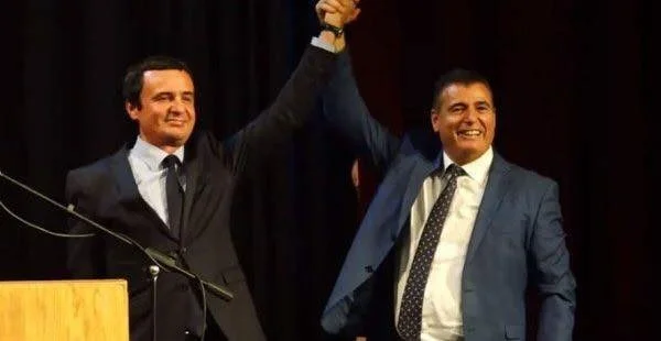 DP list manager a Mitrovica si prende gioco di Agim Bahtiri: sto tenendo le mani se ti cade