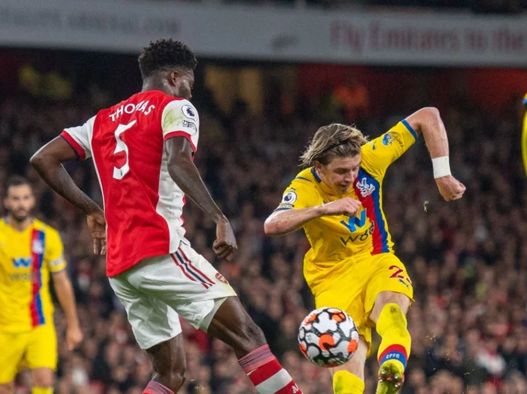 Arsenal nimmt einen Punkt im letzten Atem, Lachette Held