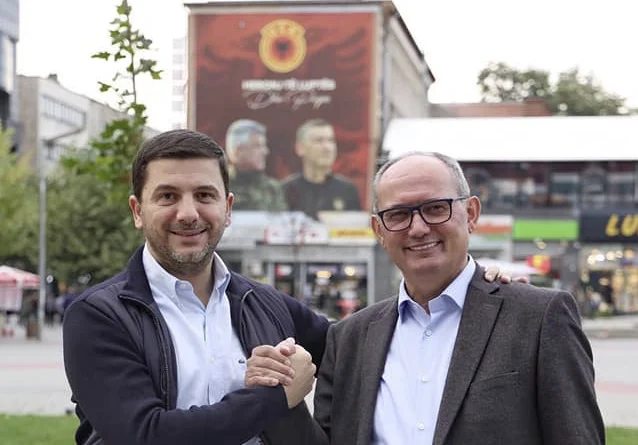 Memli Krasniqi si congratula con Agim Ali per la vittoria a Ferizaj