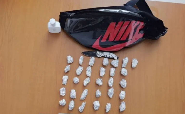 21 anni Peja arrestato, la polizia ha trovato 31 piccole borse di marijuana