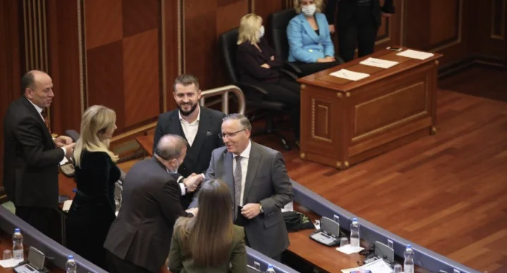 Bedri Hamza è previsto con abbracci da parte dei deputati