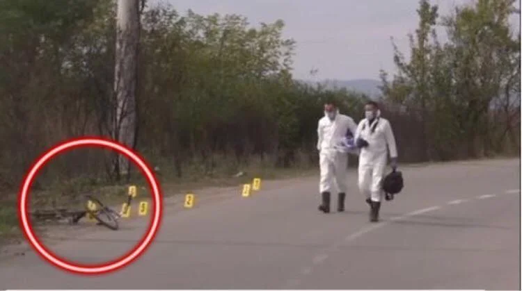 Sucede en Kosovo: Él camina sobre el coche y luego mata al hijo del tío con un arma después de que la espalda de su vaca sea dañada.