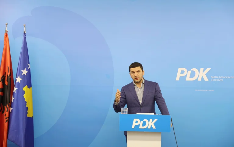 Memli Krasniqi kündigt den Sieg der PDK bei diesen Wahlen an: Danke, Kosovo.