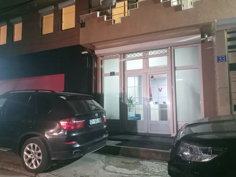 Primer Ministro Kurti en la sede VV en Pristina