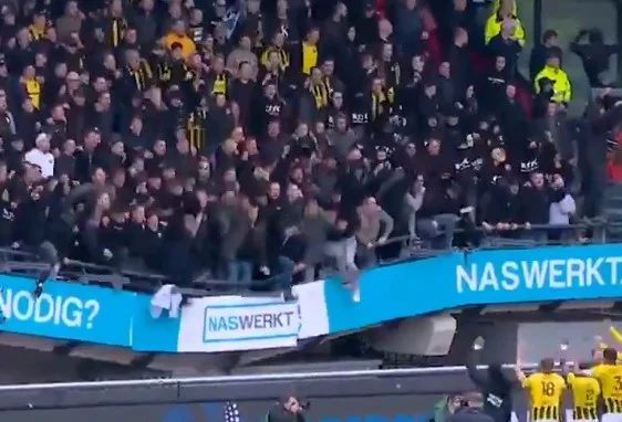 Vista spaventosa: Fan ecstasy crolla il triboon allo stadio olandese