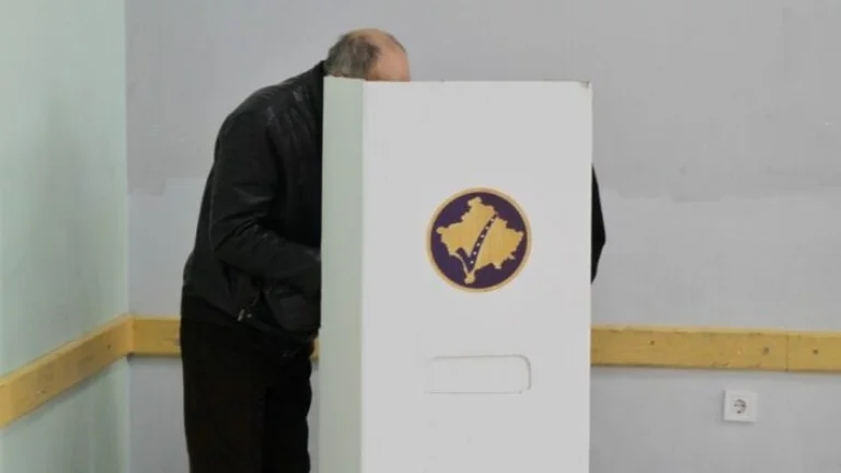 Una persona ha fotografato il voto in un centro polling a Prizren