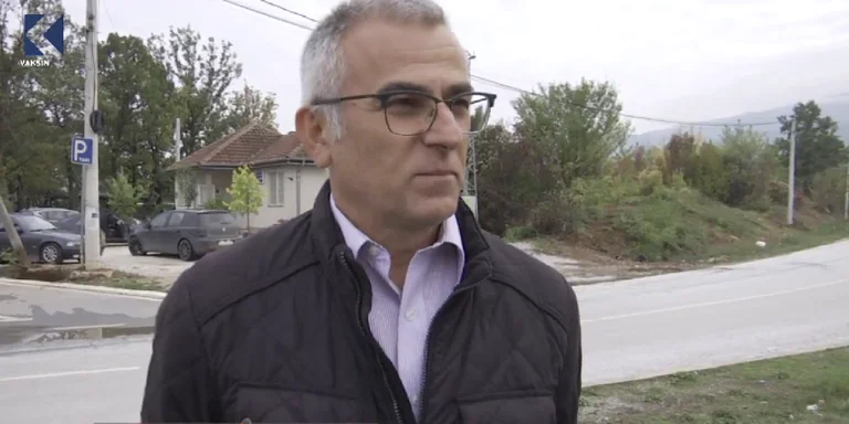 El profesor Nuri Bexhet vota por la mañana en el norte de Macedonia en Kosovo