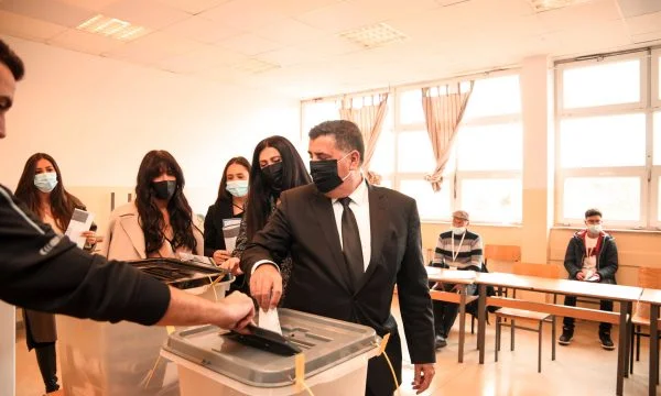 Voton Lutfi Haziri insieme alle sue figlie e moglie