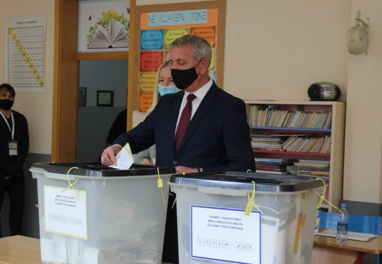 Voton Anton Quinn: Como dijo el Presidente Ibrahim Rugova, ve bien y ven a votar