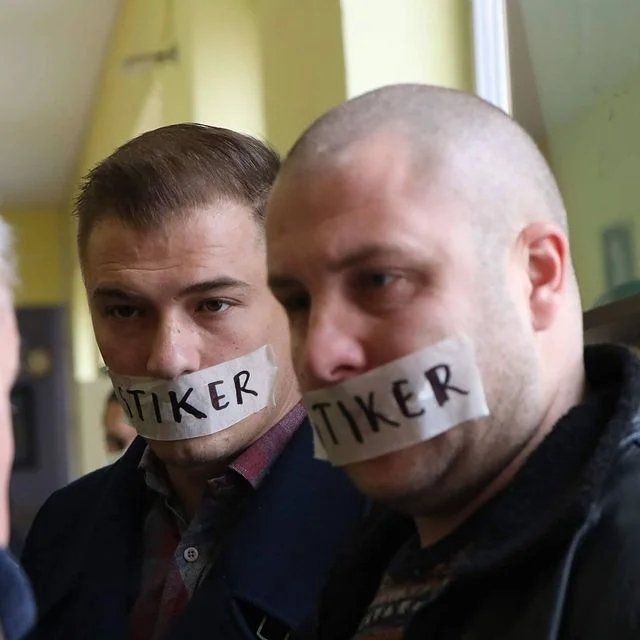 El candidato serbio en el norte de Mitrovica aparece en el centro de votación con pegatina en la boca