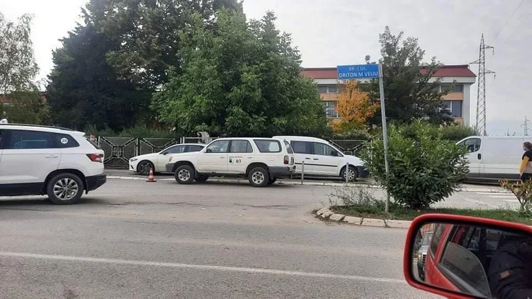 Komuna auto viste a scuola a Tavnik