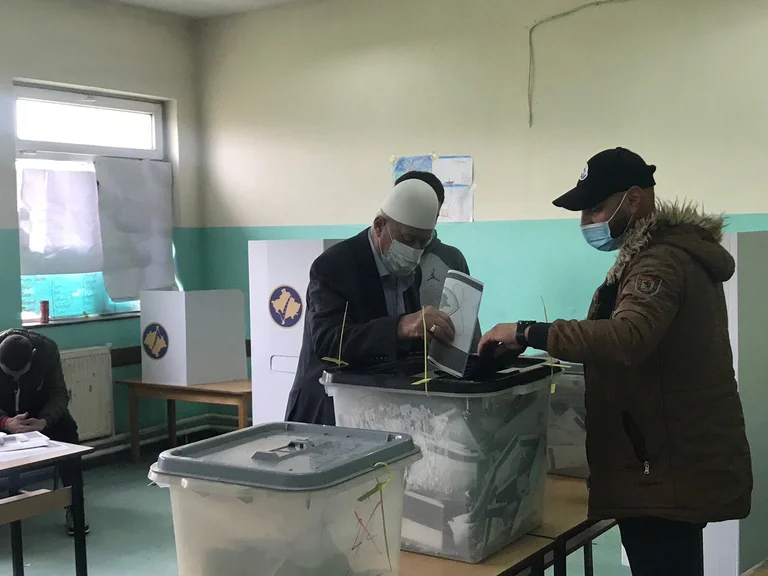 El padre y la madre de Hashim Thaci votan en Buroj (Foto)