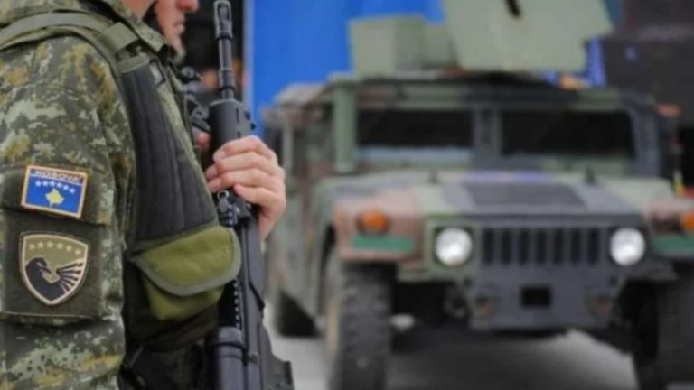 Kosovo Armee zu tun mit militärischen Ängsten, US-Ausrüstung